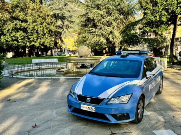 Una volante della polizia di Stato (foto d'archivio)