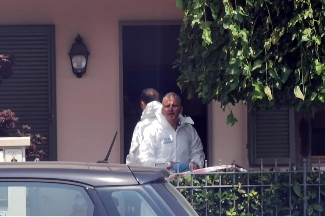 
	La scientifica nella casa dove &egrave; avvenuta la tragedia (foto Nucci)

