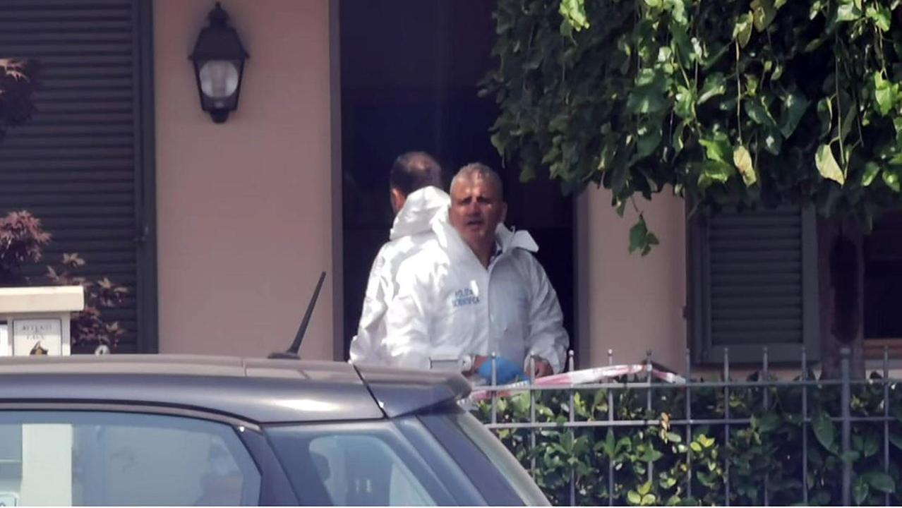 La scientifica nella casa dove è avvenuta la tragedia (foto Nucci)