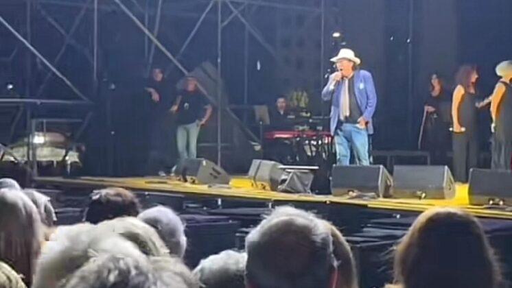 Una donna sviene al concerto di Al Bano a Carbonia, lui prova a svegliarla con un acuto: polemica sui social