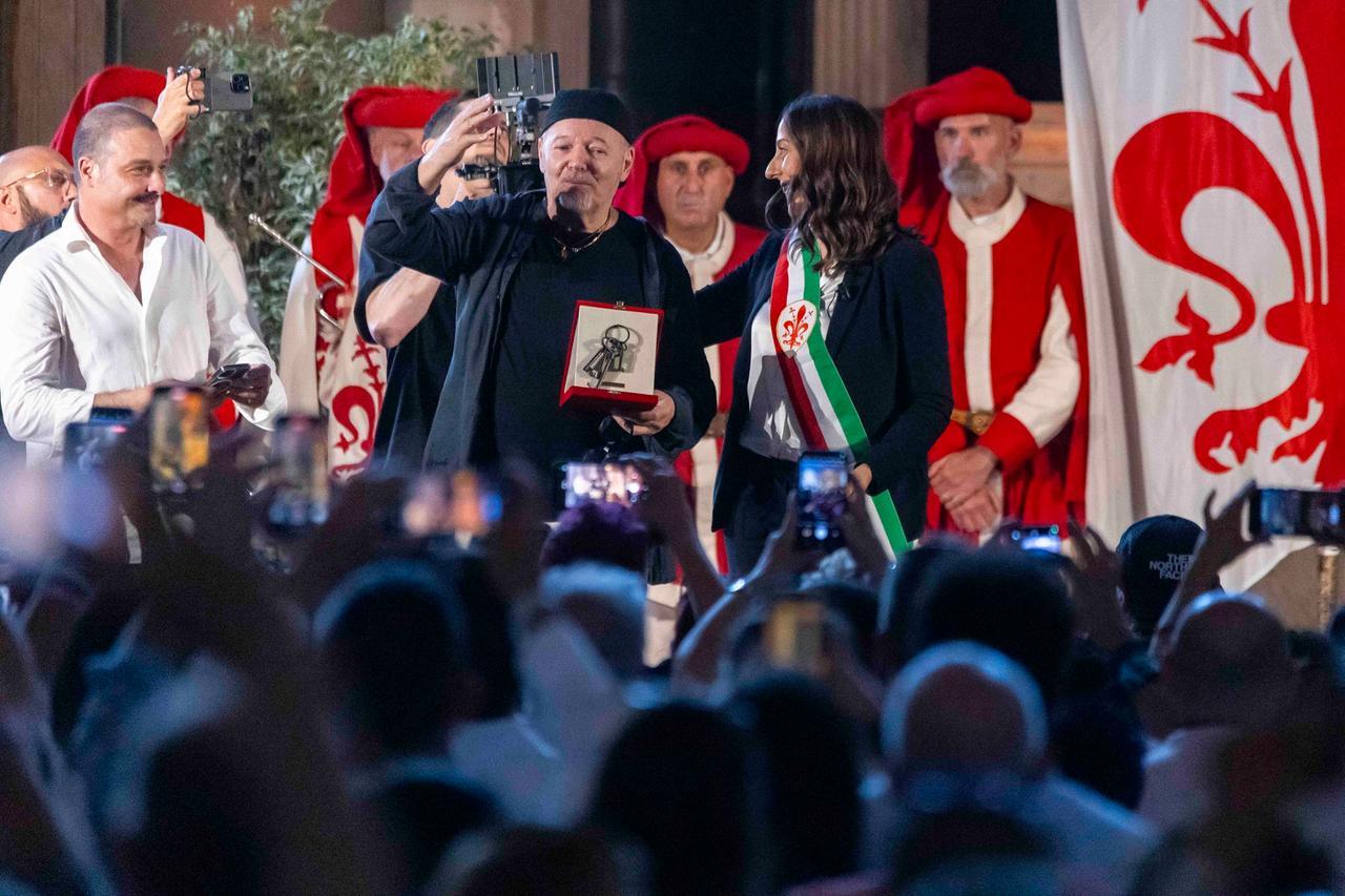 Firenze, Vasco riceve le Chiavi della Città da Funaro: «Le dedico a mio padre. In un mondo di odio celebriamo la vita» – Video