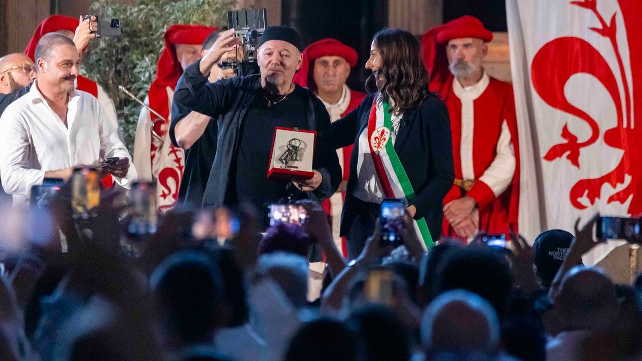 Firenze, Vasco riceve le Chiavi della Città da Funaro: «Le dedico a mio padre. In un mondo di odio celebriamo la vita» – Video