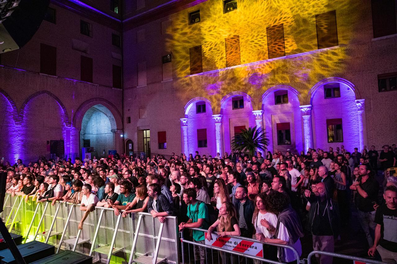 Via al Ferrara Sotto le Stelle con musica da tre continenti