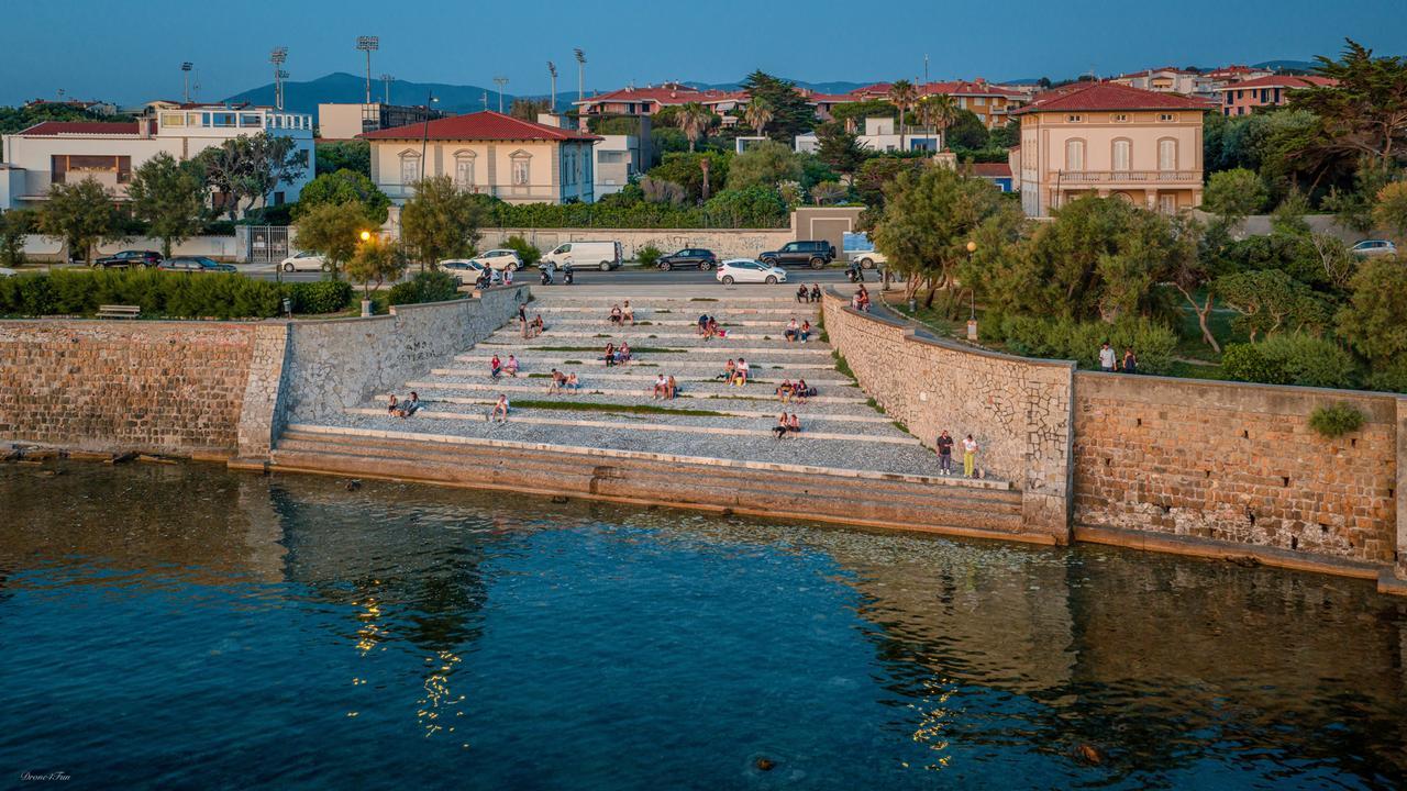 Livorno e la sua scalinata, come un quadro. Grazie a Marc Saylon