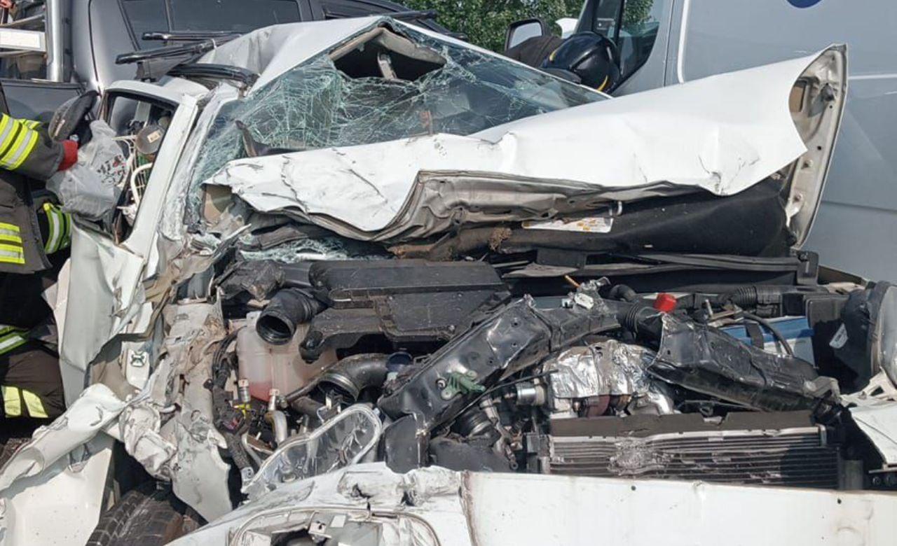 
	L'auto distrutta (foto Fb Dannati della Fi-Pi-Li)

