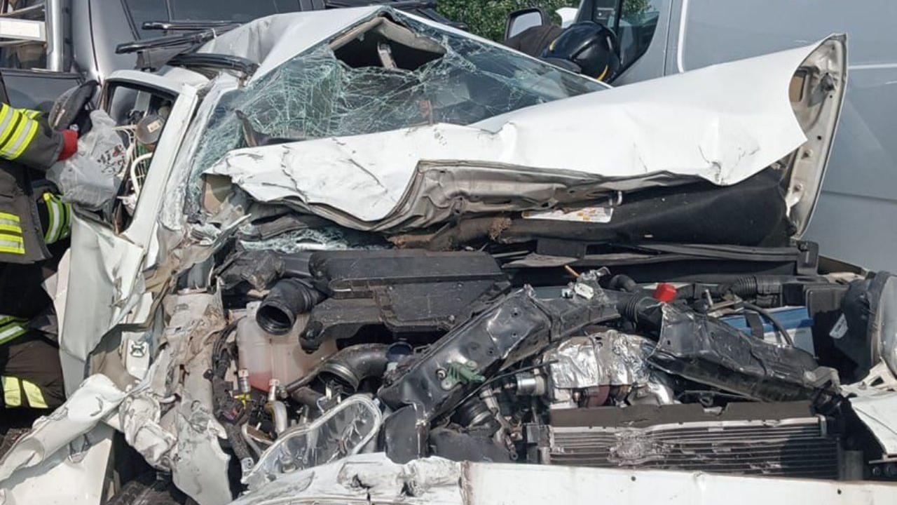 L'auto distrutta (foto Fb Dannati della Fi-Pi-Li)