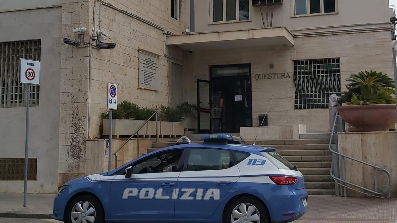 Massacra di botte la madre e aggredisce il vicino di casa, arrestato