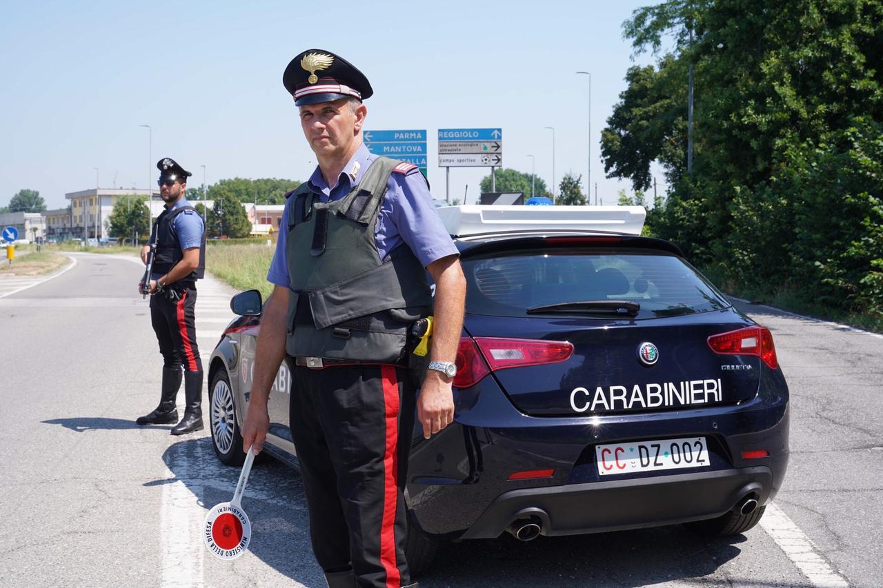 «Dammi i soldi o ti spacco la testa». Rapinato in piscina dei soldi per le bibite da un 14enne
