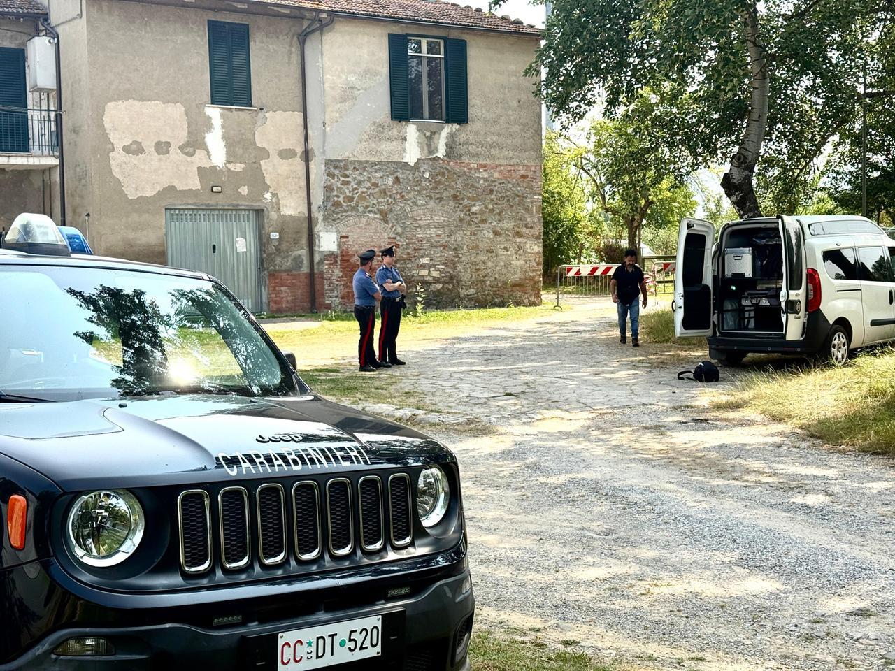 
	I carabinieri davanti all'abitazione di Vasile Frumuzache (foto Nucci)

