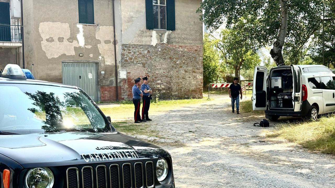 I carabinieri davanti all'abitazione di Vasile Frumuzache (foto Nucci)