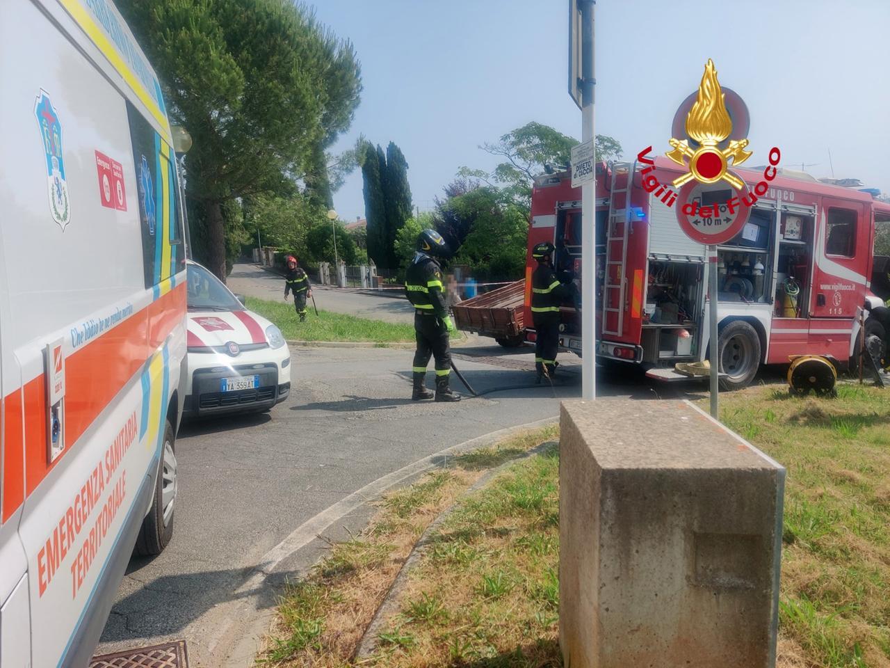 Tragedia in Valdelsa, si ribalta in strada col trattore e muore schiacciato