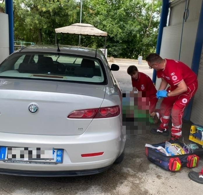 Malore fatale mentre lava l’auto: Simone Motta muore a 46 anni