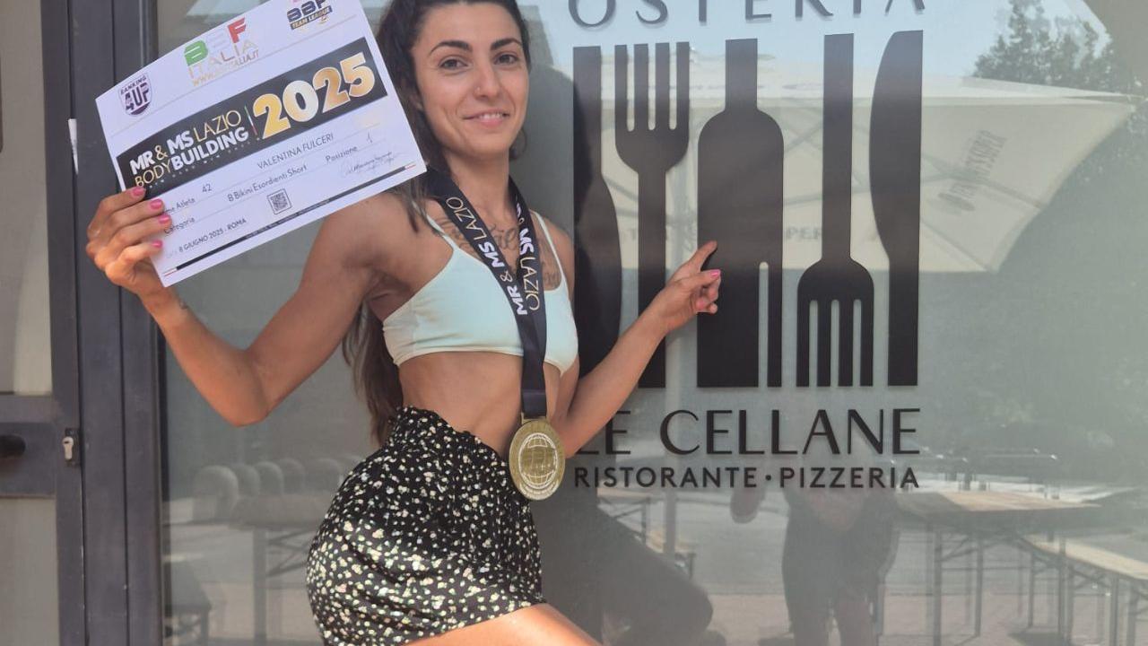 Valentina Fulceri con gli attestati degli ottimi risultati alla prima gara a cui ha partecipato