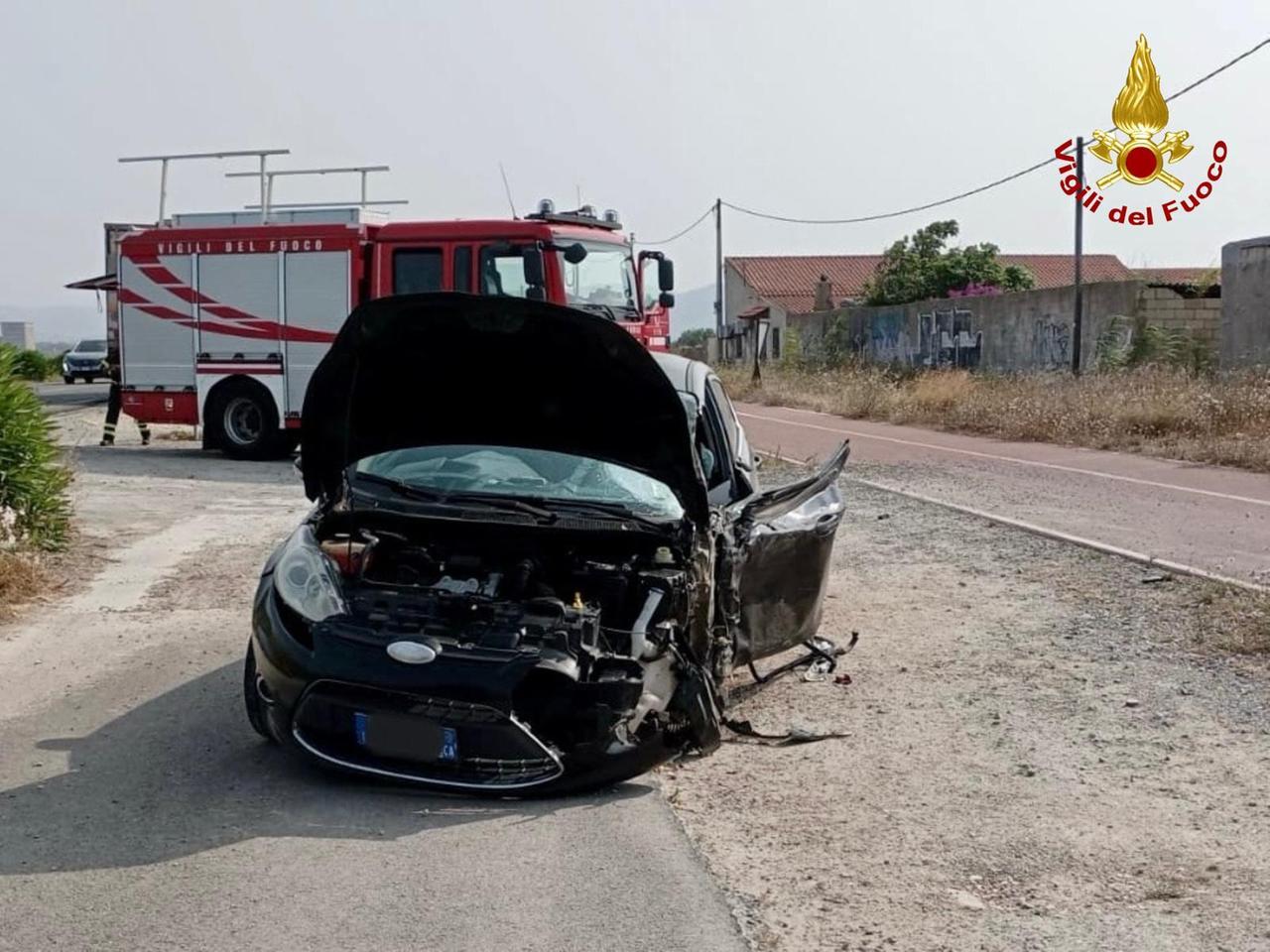 Scontro fra due auto e un camion, due feriti