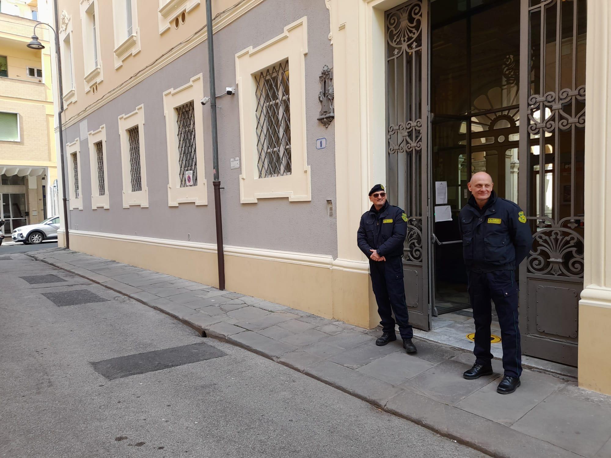 Due guardie giurate davanti al tribunale di Livorno (foto d'archivio)