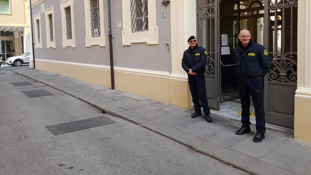 Due guardie giurate davanti al tribunale di Livorno (foto d'archivio)