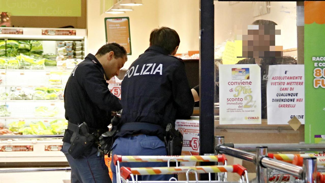 Due poliziotti nella Conad di via Fagiuoli (foto d'archivio)