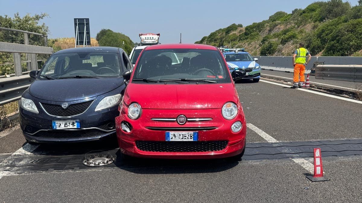 Tamponamento sulla Sassari-Alghero: tre feriti in ospedale, traffico in tilt