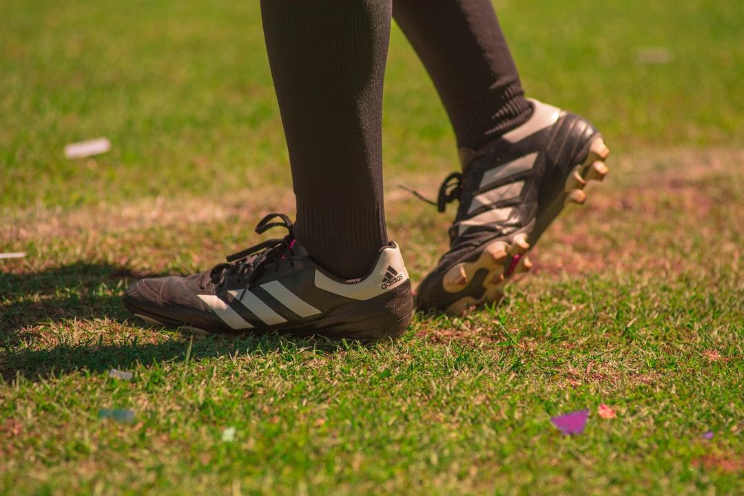 Torneo under 12: la squadra del figlio perde, il padre prende a calci e pugni l’arbitro 18enne