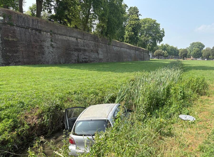 Lucca, pensionata in auto finisce nel condotto pubblico