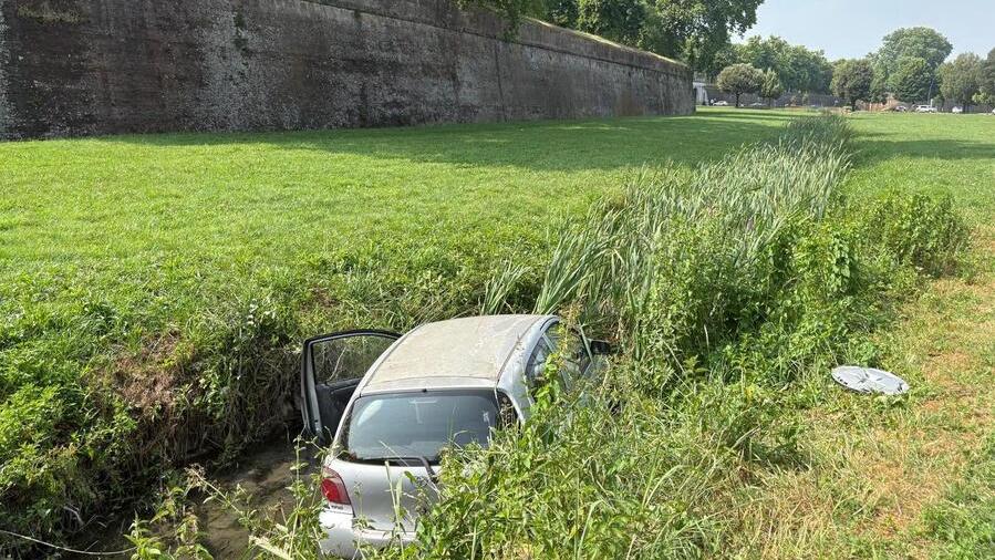Lucca, pensionata in auto finisce nel condotto pubblico
