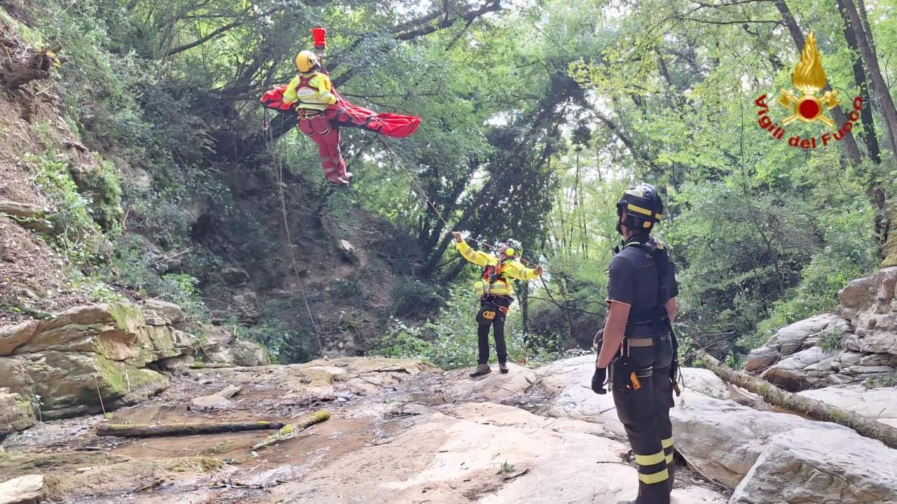 I soccorsi al giovane caduto a Rio Buti