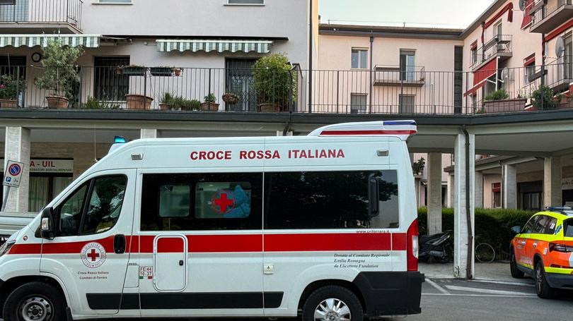 Ferrara, trovata morta sulle scale: anziana stroncata da malore