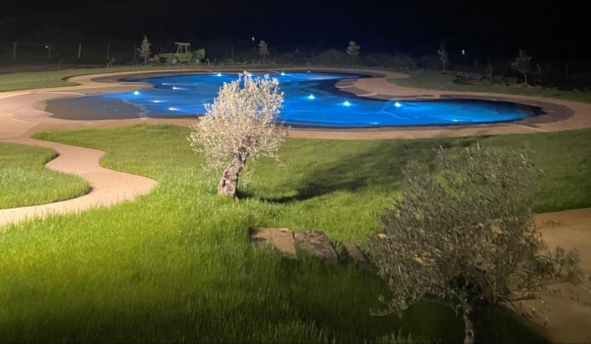 Tula, la nuova piscina con la spiaggia di quarzi e il solarium pronta all’apertura