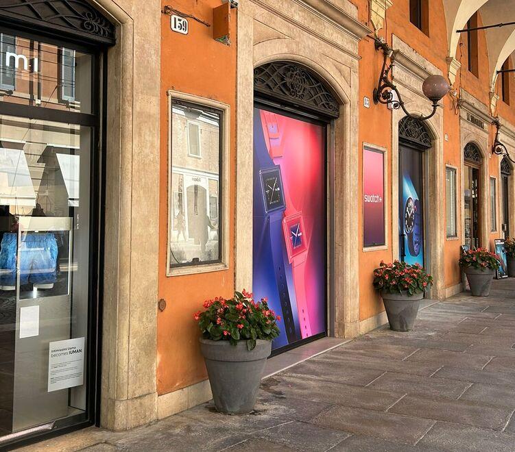 Apertura d’eccezione nel portico del Collegio: ecco lo Swatch Store
