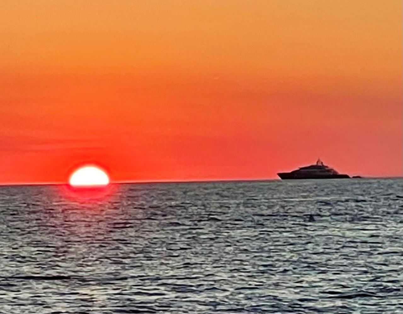 Lo yacht guarda il tramonto-show di Livorno. Grazie a Diego Cavallini