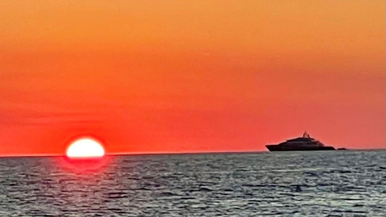Lo yacht guarda il tramonto-show di Livorno. Grazie a Diego Cavallini
