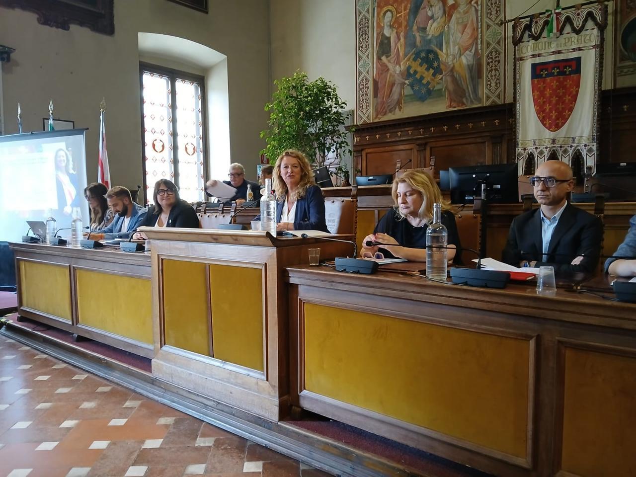 
	La sindaca Ilaria Bugetti con la giunta durante la conferenza stampa

