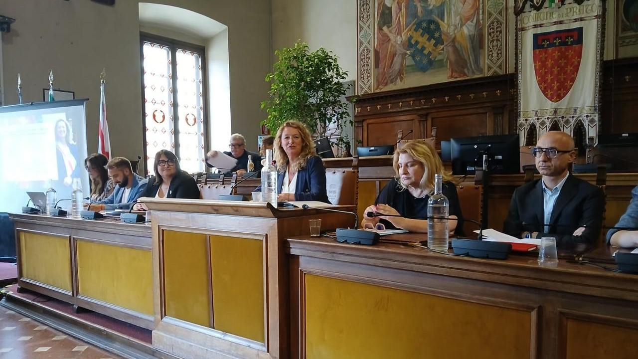 La sindaca Ilaria Bugetti con la giunta durante la conferenza stampa