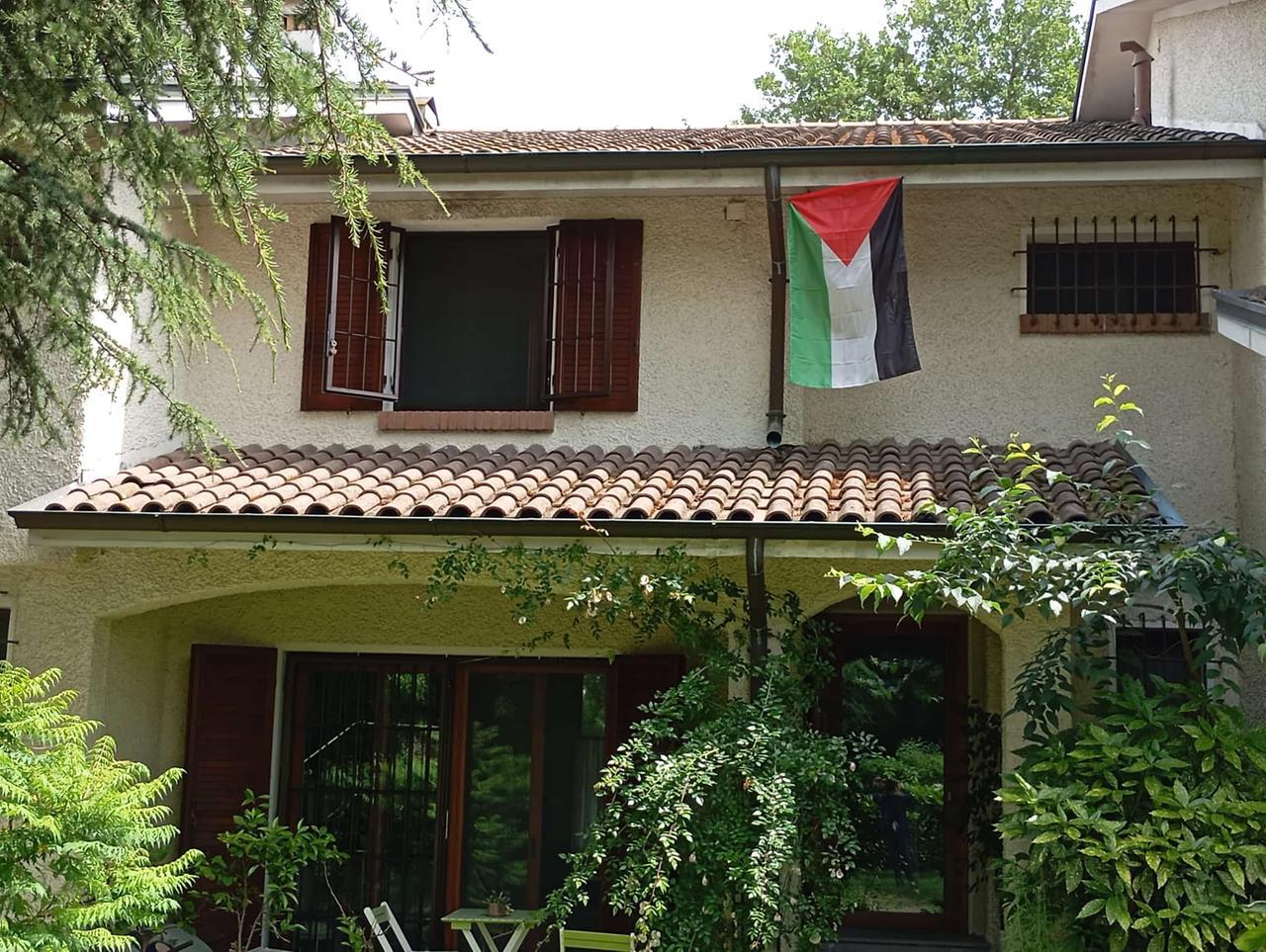 Espone la bandiera palestinese alla finestra: il condominio gliela fa togliere