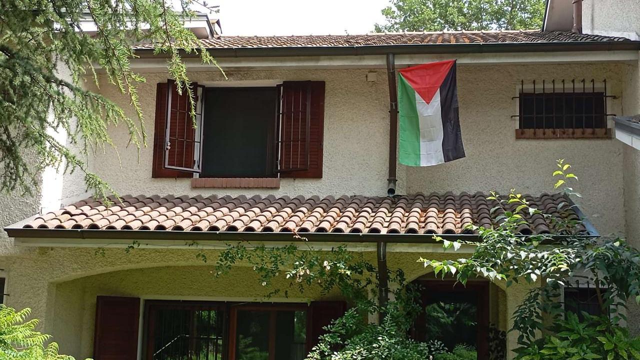 Espone la bandiera palestinese alla finestra: il condominio gliela fa togliere