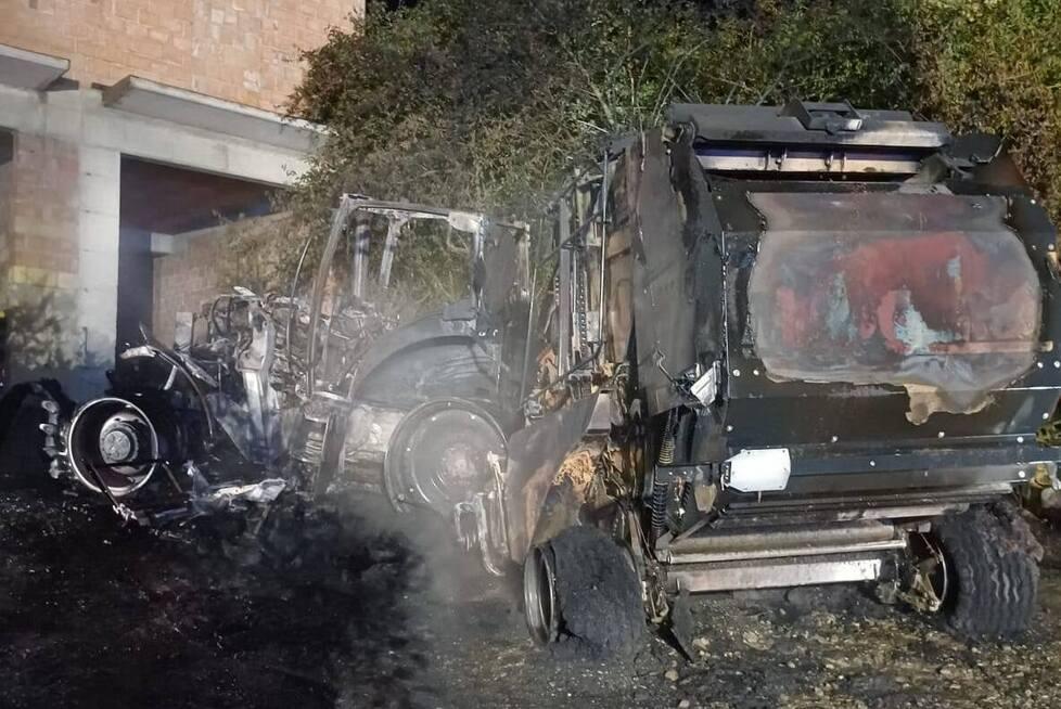 
	Il trattore e l'imballatrice andati distrutti dopo l'incendio

