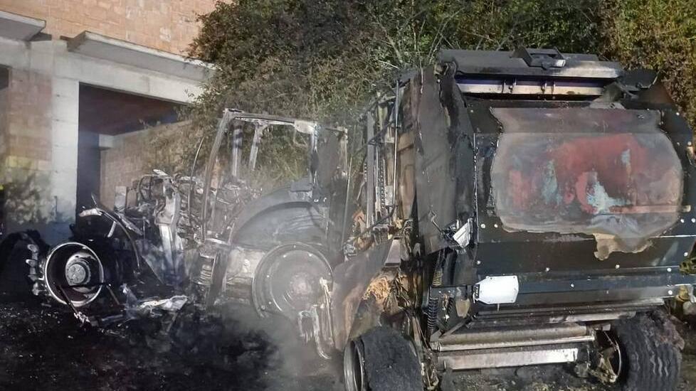 Il trattore e l'imballatrice andati distrutti dopo l'incendio
