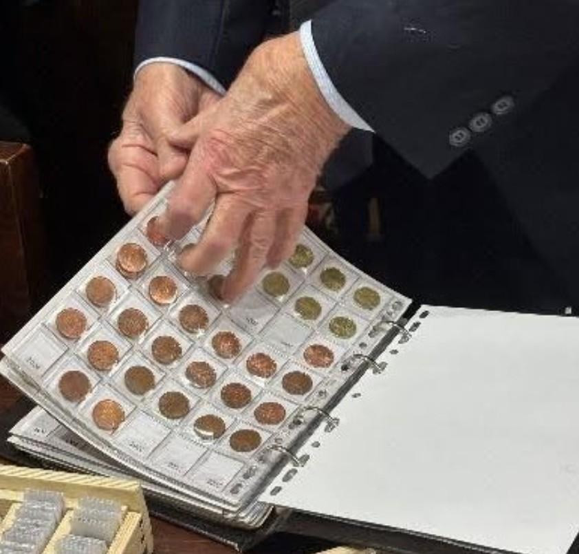 
	Tiziano mostra alcune monete della sua collezione

