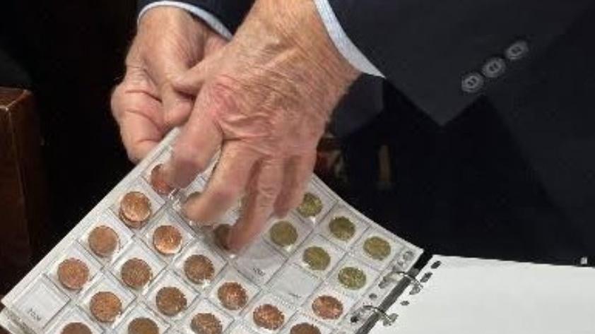 Tiziano mostra alcune monete della sua collezione