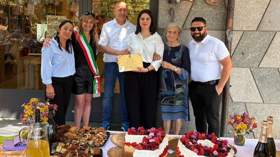 Un momento della celebrazione dei 70 anni della salumeria Regnani
