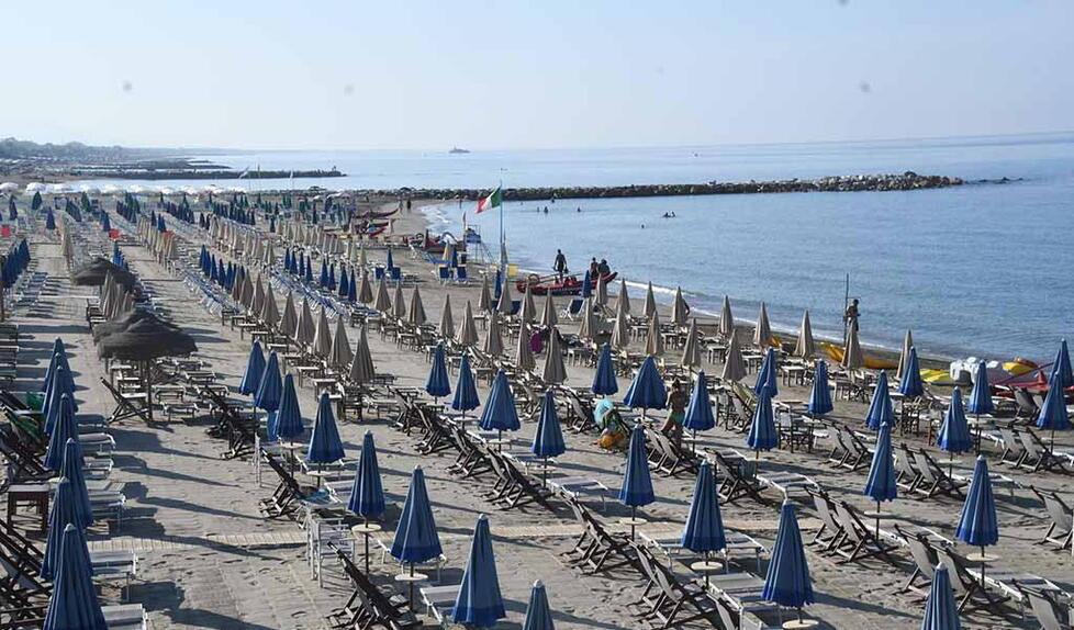 Estate 2025 a Massa, i prezzi dei bagni tra conferme e aumenti. E l’effetto Guang Rong?