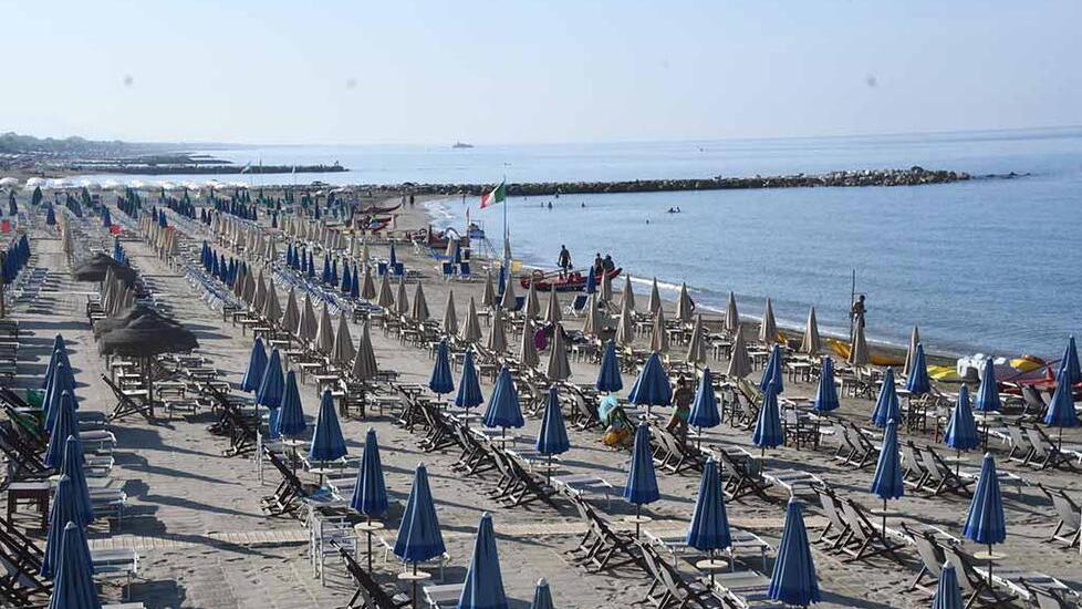 Estate 2025 a Massa, i prezzi dei bagni tra conferme e aumenti. E l’effetto Guang Rong?