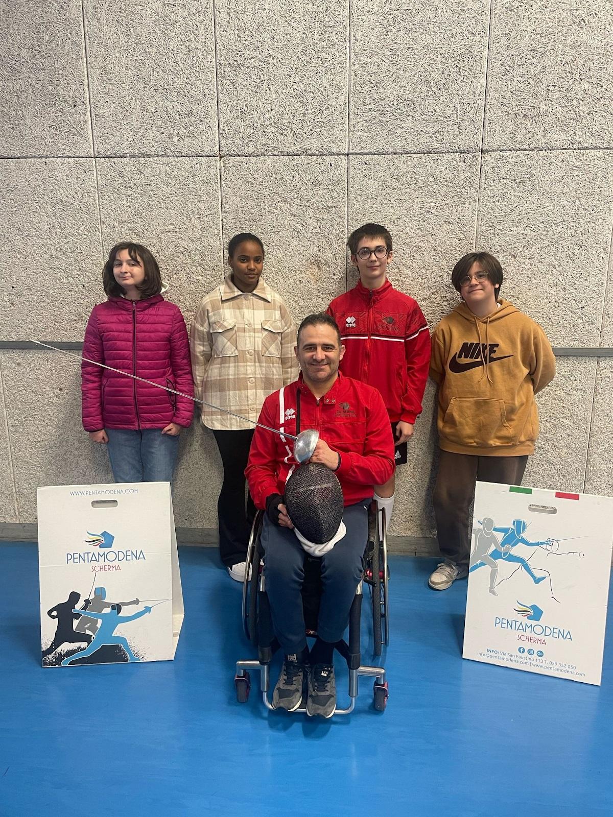 
	Davide Costi con gli studenti che lo hanno intervistato

