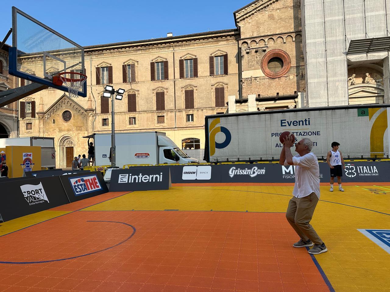 Il basket sbarca in centro storico: c’è il torneo 3x3 in piazza Prampolini