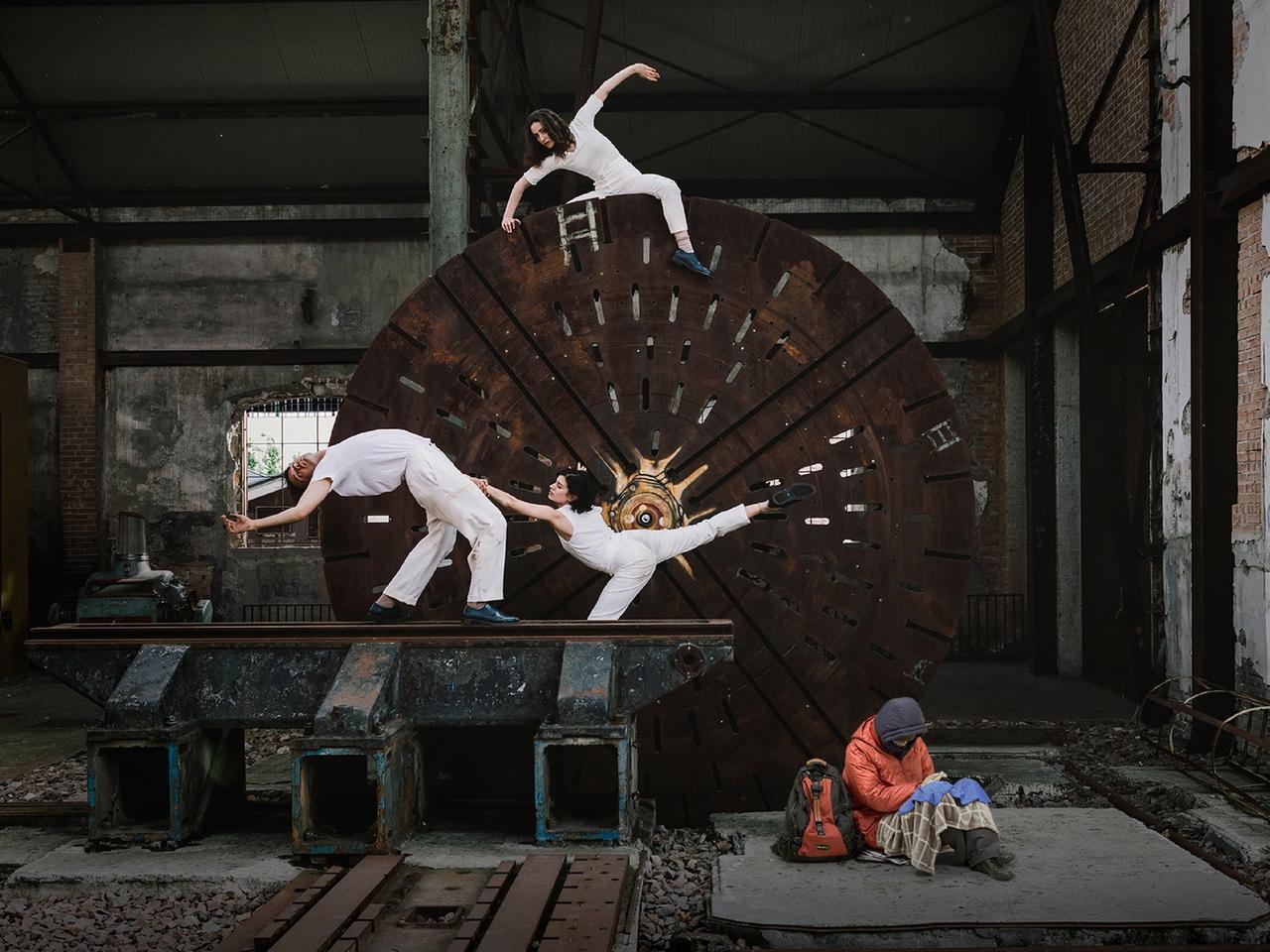 Reggio Emilia, alle Reggiane va in scena “Santa”: danza immersiva tra Cattelan e spiritualità laica