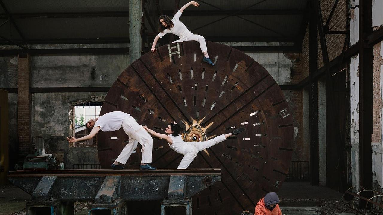 Reggio Emilia, alle Reggiane va in scena “Santa”: danza immersiva tra Cattelan e spiritualità laica