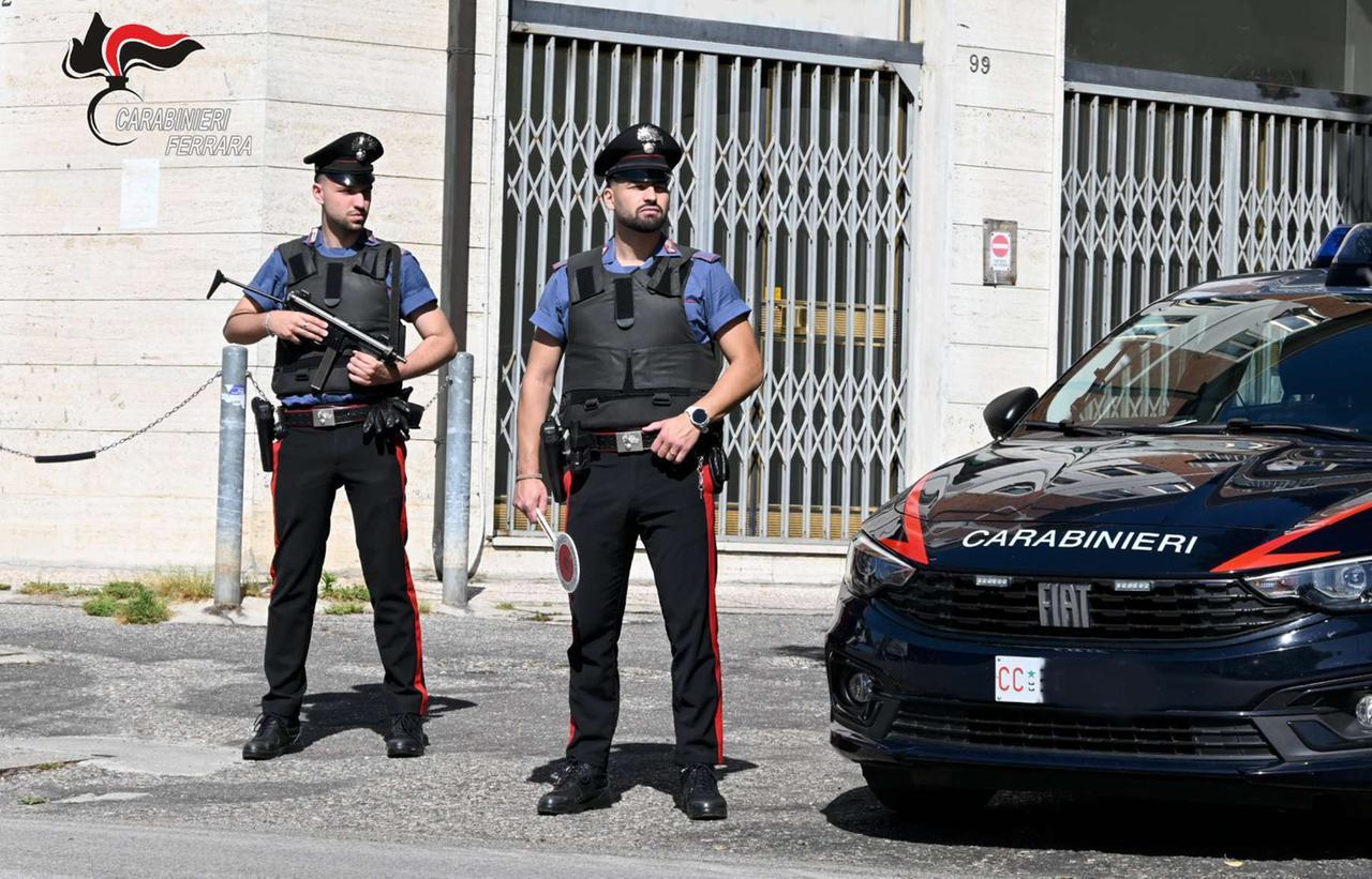 Viola il divieto di avvicinamento ai genitori, 50enne arrestato a Ferrara