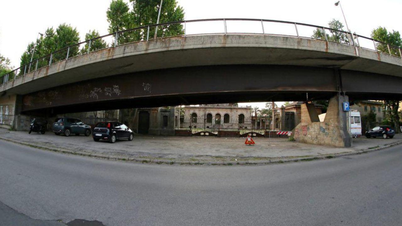 Il cavalcavia che sarà abbattuto a Livorno (foto d'archivio)