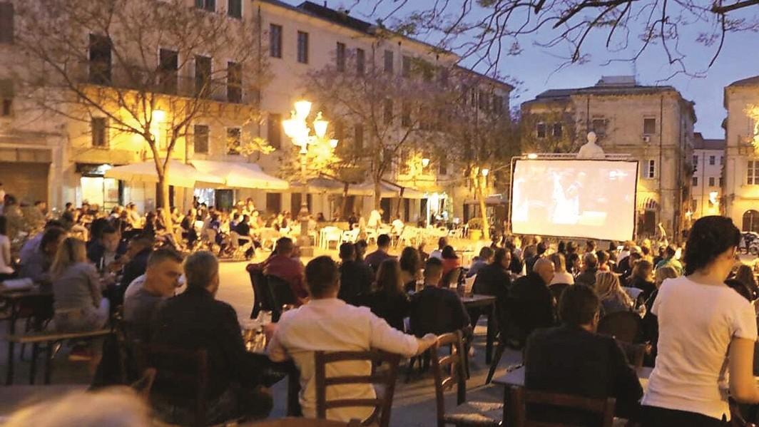 Cambiano le regole per la musica in piazza Tola: concerti solo una volta alla settimana