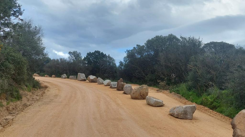 Via i massi dalla strada per Liscia Ruja: ruspe in azione
